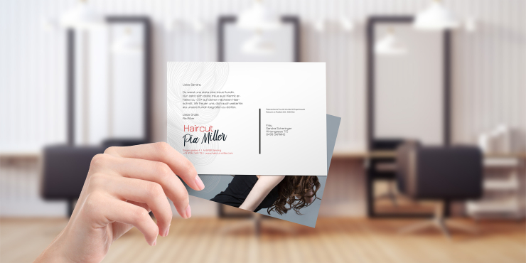 Person hält Postkarte inklusive Postvorbereitung