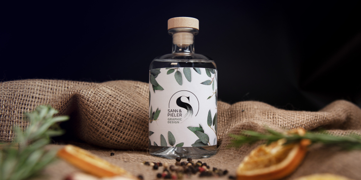 Gin mit bedrucktem Etikett