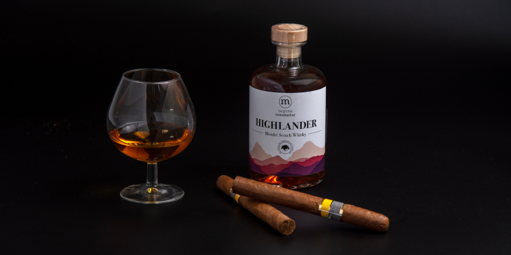 Whiskeyflasche mit bedrucktem Etikett