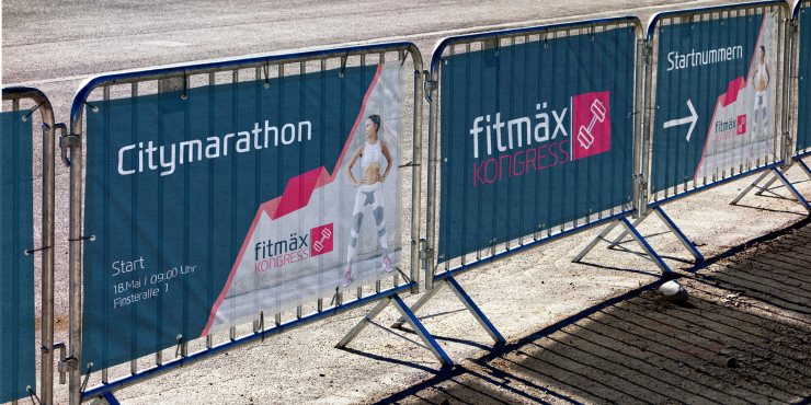 Absperrblende hängt an einem Zaun