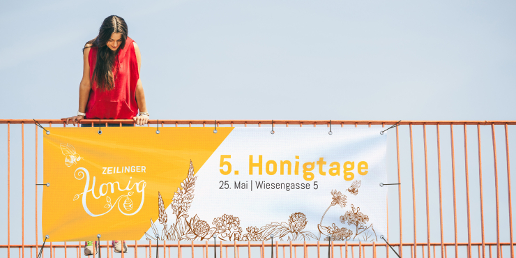 Bedrucktes Autobahnbanner auf einer Brücke