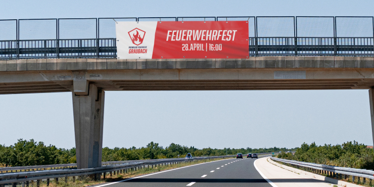 Bedrucktes Autobahnbanner auf einer Brücke
