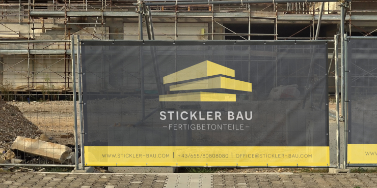 Bauzaunblende auf einem Baustellenzaun