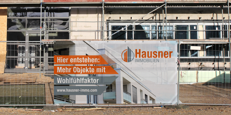 Bauzaunblende auf einem Baustellenzaun