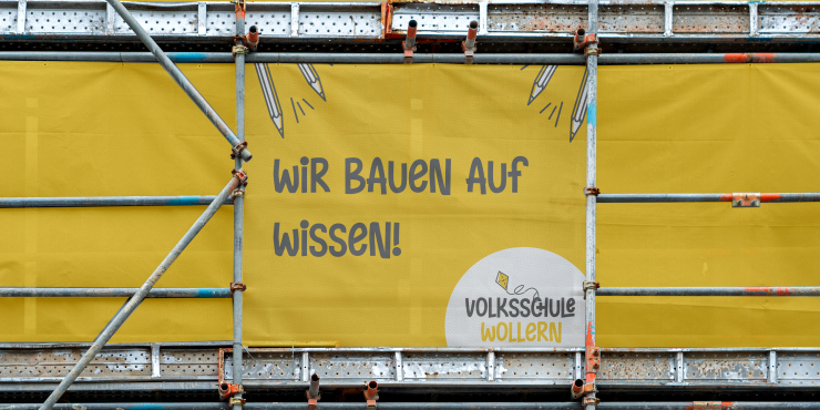 Individuell bedruckte Blende auf einem Gerüst