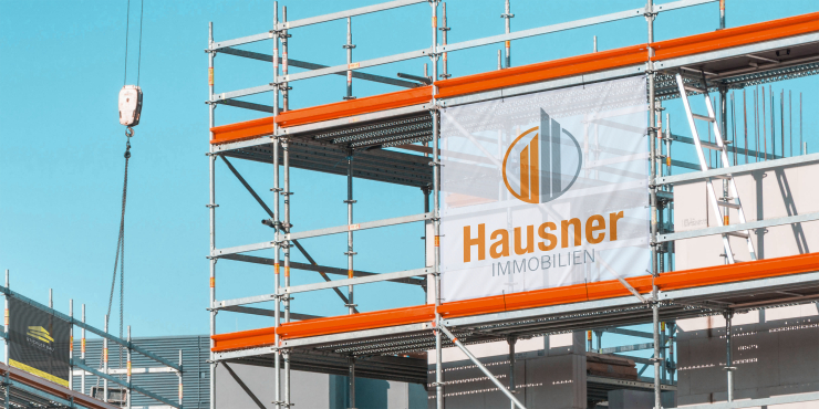 Individuell bedruckte Blende auf einem Gerüst