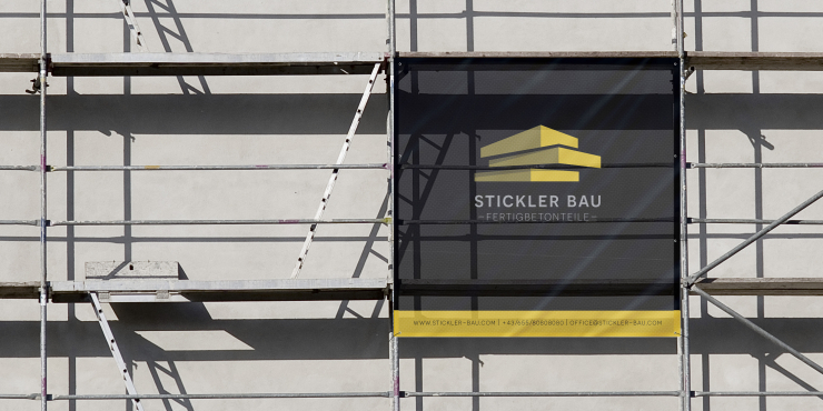 Individuell bedruckte Blende auf einem Gerüst