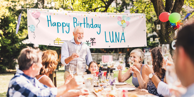 Bedruckter Partybanner auf einer Gartenparty