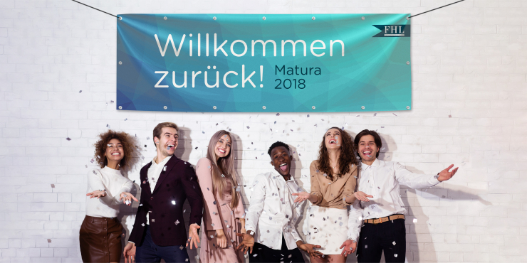Bedruckter Partybanner an einer weißen Wand vor einer Gruppe Menschen