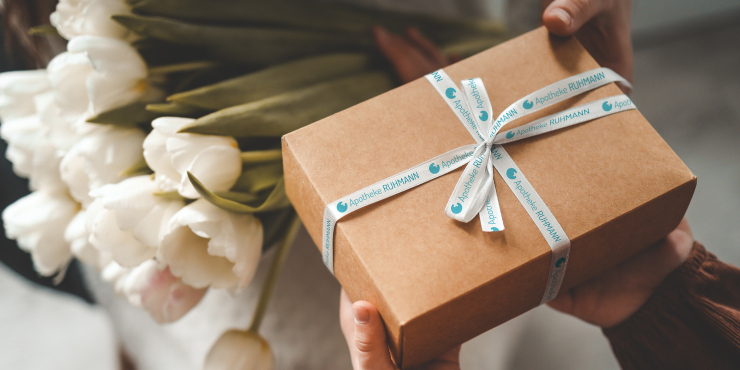 Individuell bedrucktes Geschenkband um ein Paket gebunden