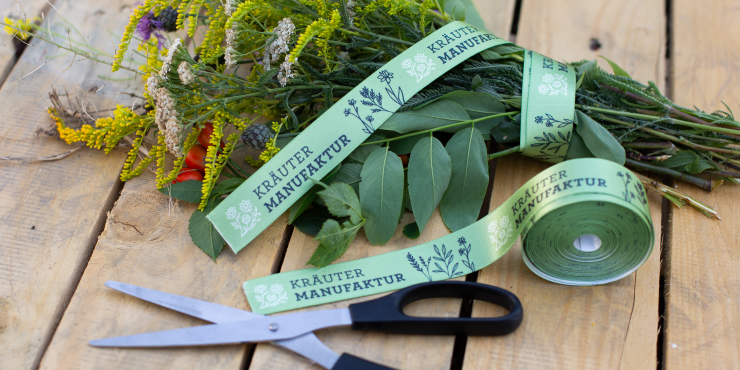Individuell bedrucktes Geschenkband auf Blumen