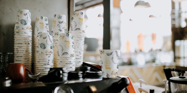 gestapelte Becher in einem Kaffee