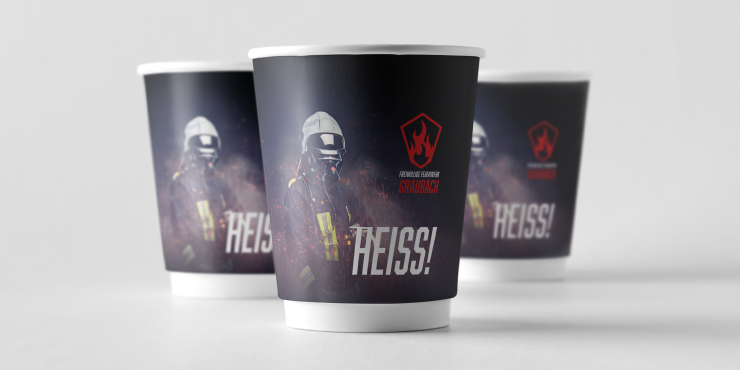 drei bedruckte Becher stehen hintereinander auf weißer Fläche