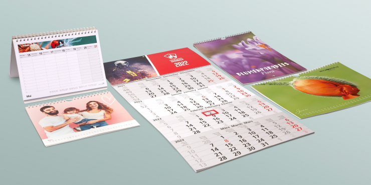 selbst gestaltete Kalender vor grauem Hintergrund