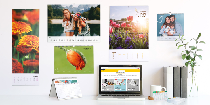 selbst gestaltete Kalender auf weißer Wand hängend