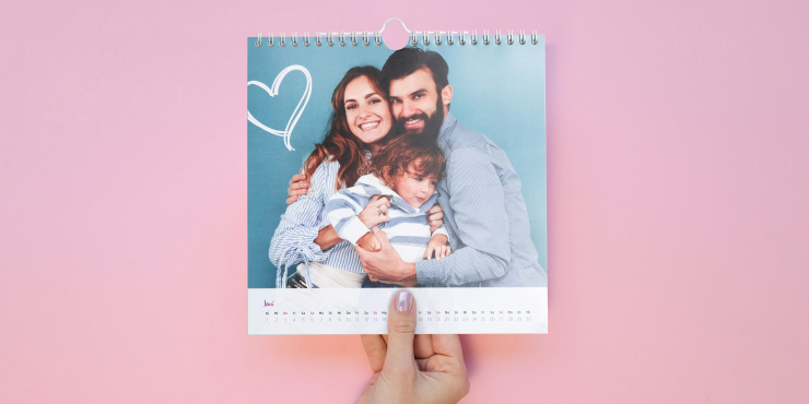 bedruckter Fotokalender auf rosa Hintergrund