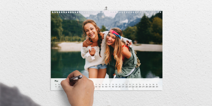 bedruckter Wandkalender mit Daumenloch