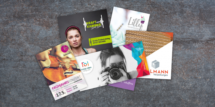 individuell bedruckte Flyer in unterschiedlichen Formaten auf grauem Hintergrund