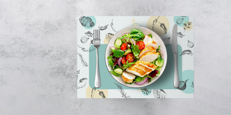Tischunterlage mit Essen gedeckt