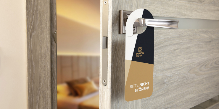 bedruckter Türhänger auf einer Hoteltüre