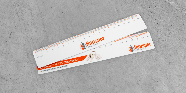 bedruckte Plastiklineale auf grauem Hintergrund 