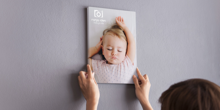 Keilrahmen auf einer grauen Wand