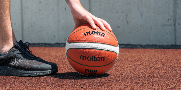 Individuell bedruckter Basketball liegend auf Hartplatz