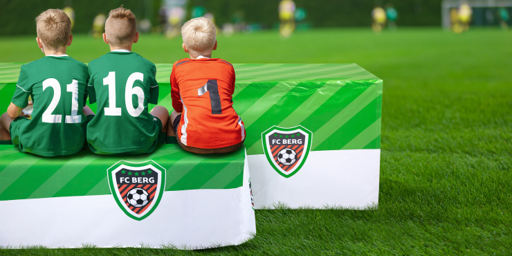 Bierbank- und Tischhussen auf der Fußballer sitzen