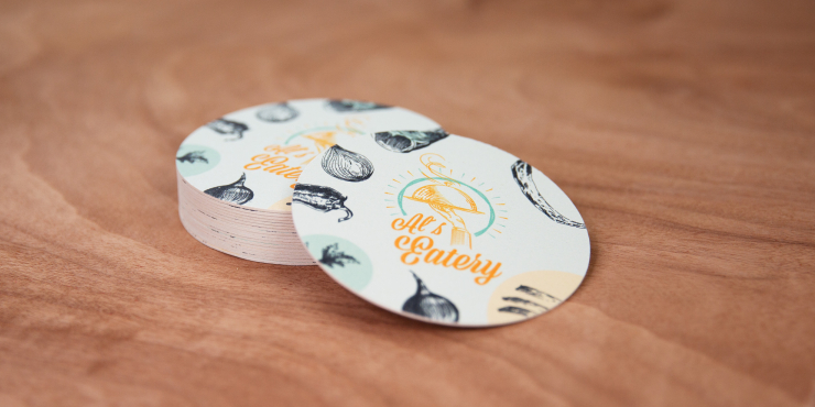 Runde bedruckte Bierdeckel auf Holz