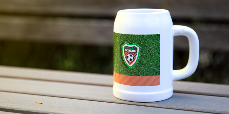 bedruckter Bierkrug auf einer Parkbank