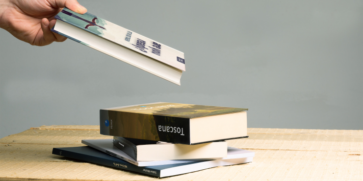 Bücher gedruckt aufeinander auf Tisch