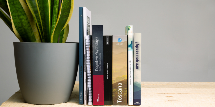 Bücher gedruckt stehend auf Tisch 