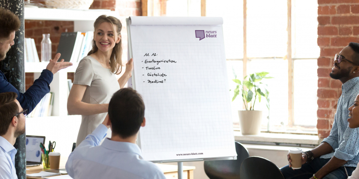 Frau hält eine Präsentation auf einem bedruckten Flipchartblock