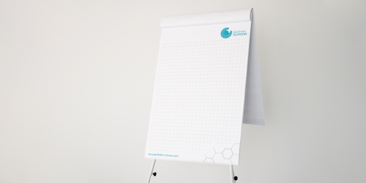 bedruckter Flipchartblock vor grauem Hintergrund