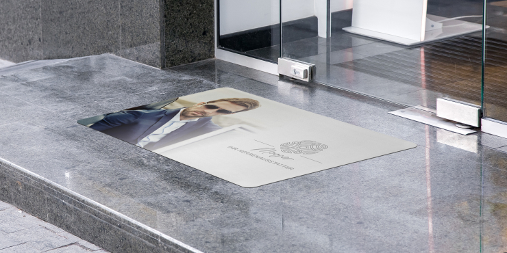 Fotorealistische Fußmatte mit individuellem Druck vor einer Eingangstür
