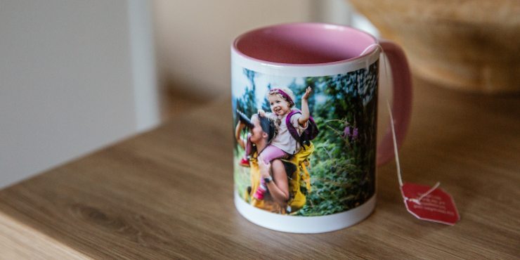 bedruckte Fototasse mit rosanem Henkel 