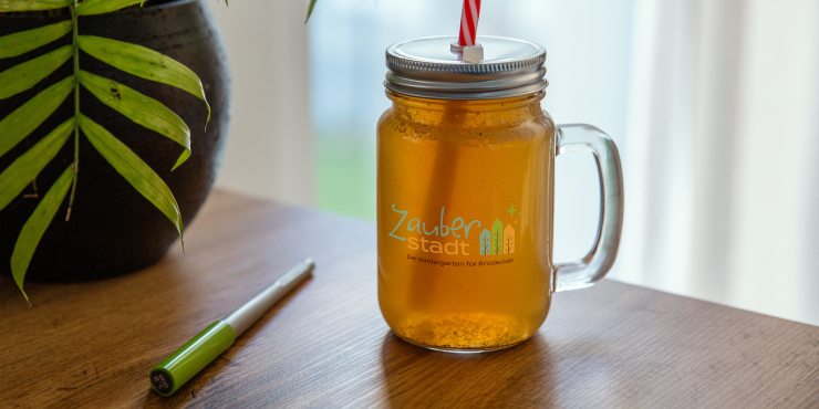 bedruckte Glastasse mit Strohalm