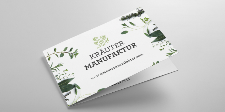 Klappvisitenkarte vor grauer Fläche 