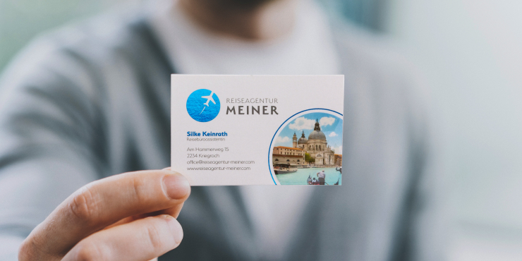 Person hält eine mit 3D Relieflack veredelte Visitenkarte in der Hand