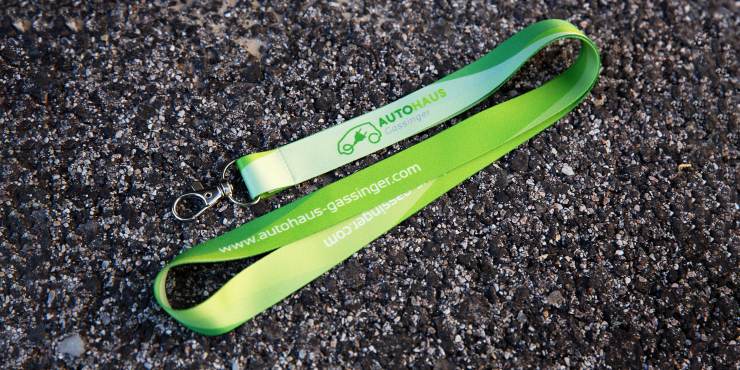 Lanyard mit einem Haken auf schwarzem Hintergrund