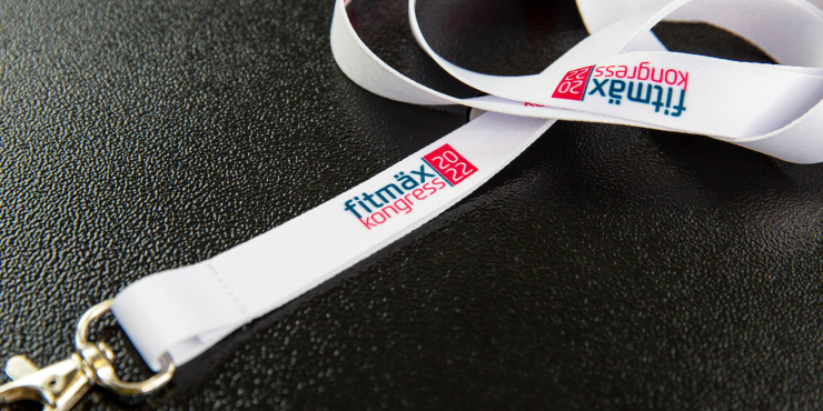 Lanyard mit einem Haken auf schwarzem Hintergrund
