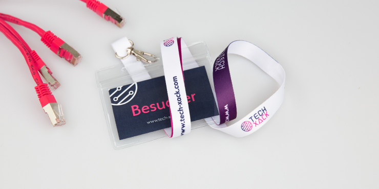 Lanyard mit einem Haken auf grauem Hintergrund