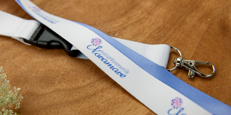 Lanyard ein Haken und Schnappverschluss_Sicherheitsverschluss auf Holzhintergrund