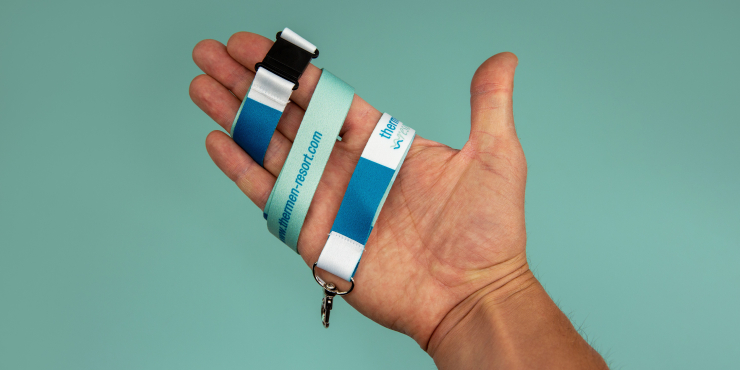 Lanyard mit einem Haken und Sicherheitsverschluss auf türkisem Hintergrund