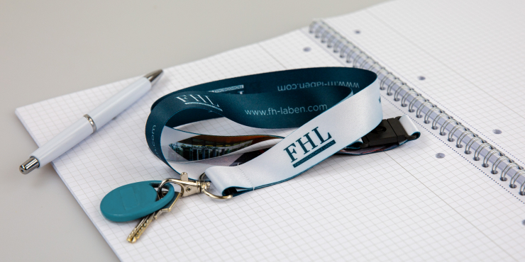 Lanyard mit einem Haken und Sicherheitsverschluss auf einem Block