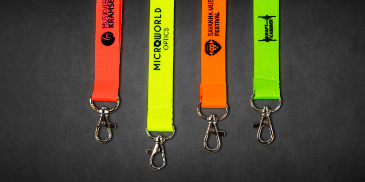 Neon-Lanyards in verschiedenen Farben auf schwarzem Hintergrund