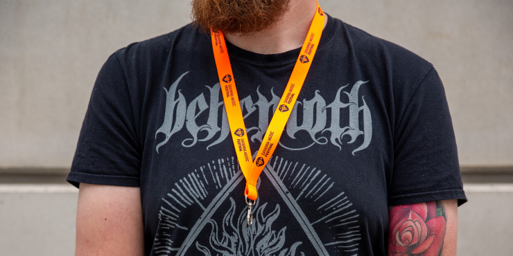 Mann trägt ein Lanyard-neon