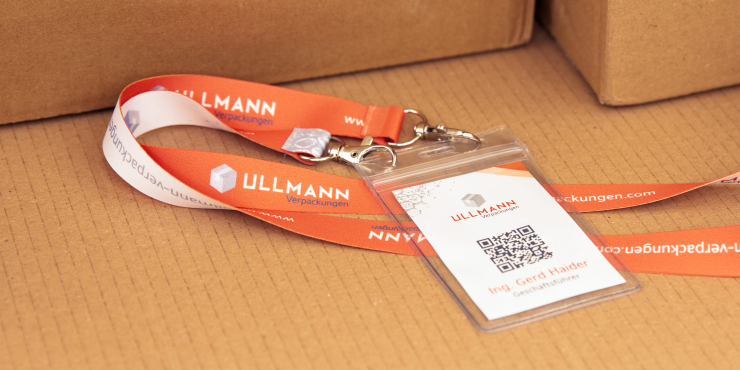 Lanyard mit zwei Haken bei Kartons