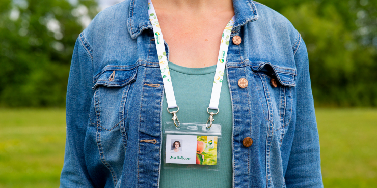 Frau trägt Lanyard-zwei-Haken_Sicherheitsverschluss
