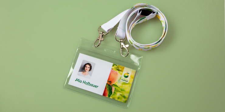 Lanyard-zwei-Haken_Sicherheitsverschluss auf grünem Hintergrund
